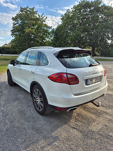 Porsche Cayenne 4 of 6