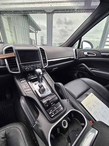 Porsche Cayenne 5 of 6
