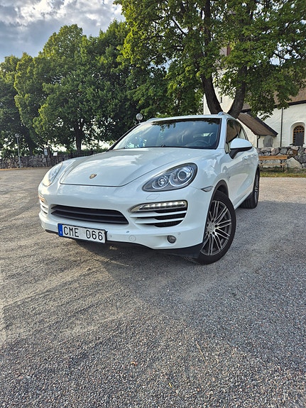 Porsche Cayenne 2 of 6