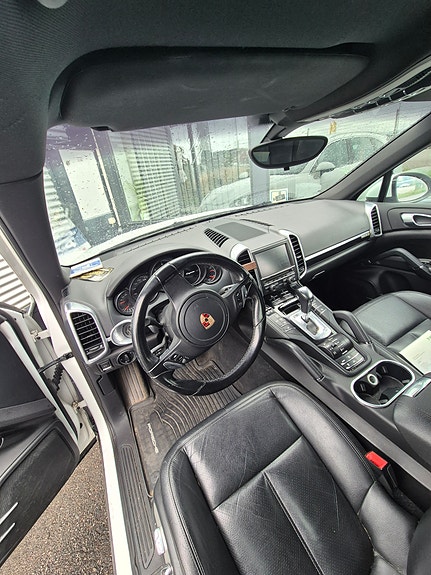 Porsche Cayenne 3 of 6