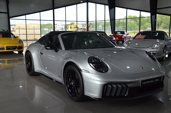 Porsche 911 Targa 4 GTS 16 of 25