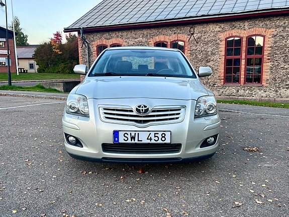 Toyota Avensis 2 of 16