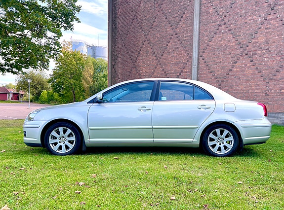 Toyota Avensis 2 of 16