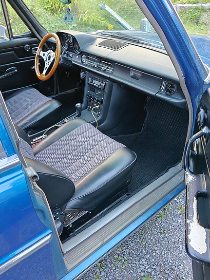 Mercedes-Benz 220 D 3 of 3