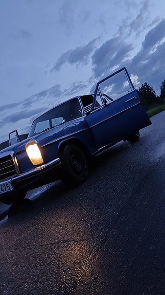Mercedes-Benz 220 D 2 of 3