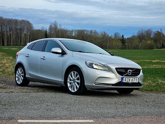 Volvo V40 2 of 7