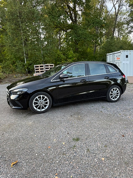 Mercedes-Benz B180 3 of 8