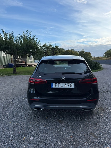 Mercedes-Benz B180 4 of 8