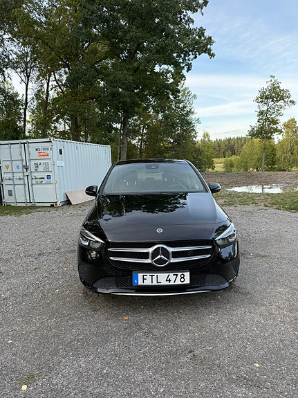 Mercedes-Benz B180 2 of 8