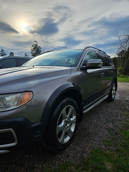Volvo XC70 2 of 9