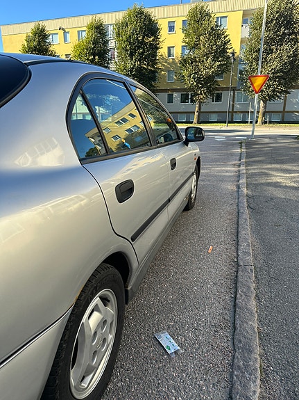 Mitsubishi Carisma 2 of 6