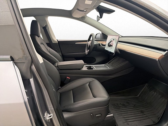 Tesla Model Y 18 of 30