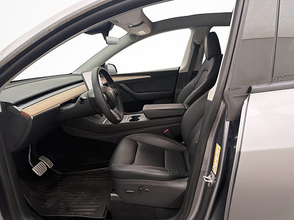 Tesla Model Y 13 of 30