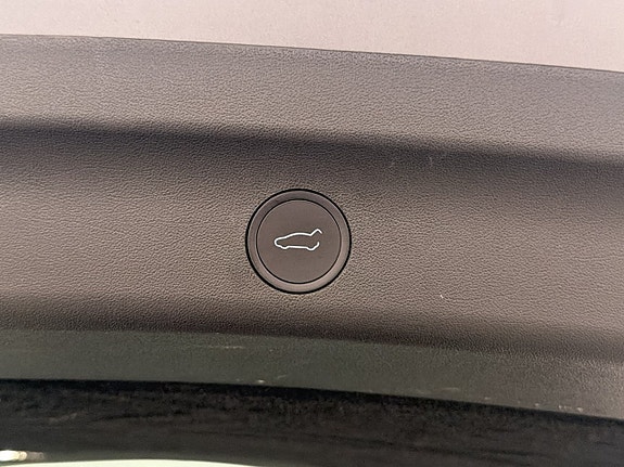 Tesla Model Y 22 of 30