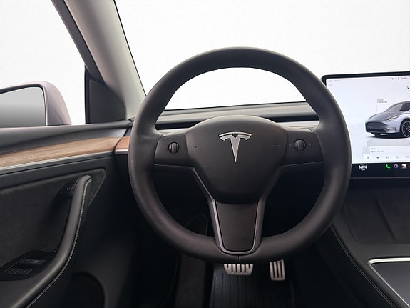 Tesla Model Y 17 of 30