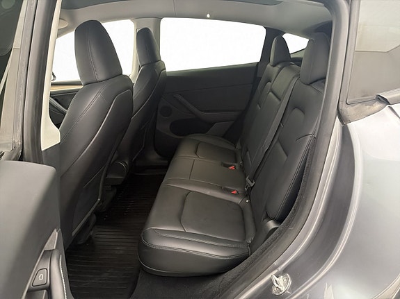 Tesla Model Y 15 of 30