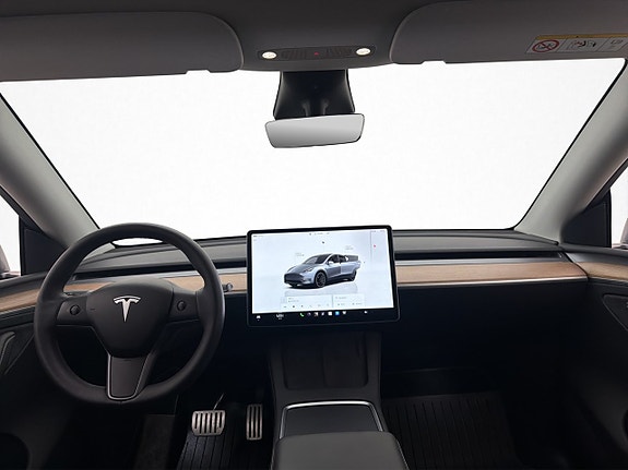 Tesla Model Y 16 of 30