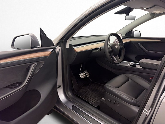 Tesla Model Y 12 of 30