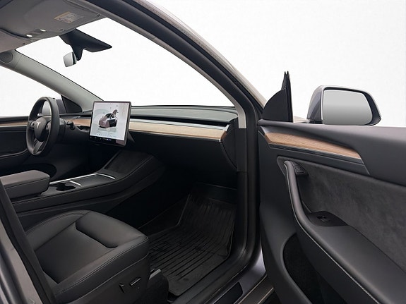 Tesla Model Y 19 of 30