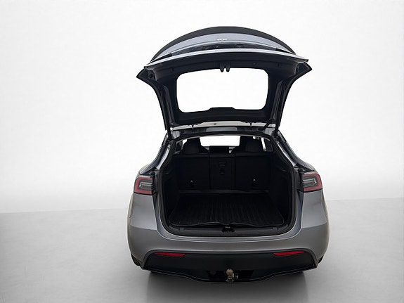 Tesla Model Y 21 of 30