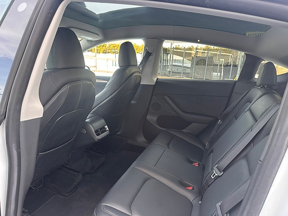 Tesla Model Y 4 of 8