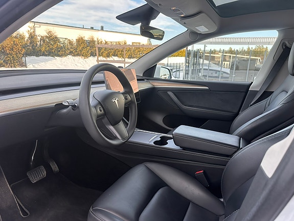 Tesla Model Y 3 of 8