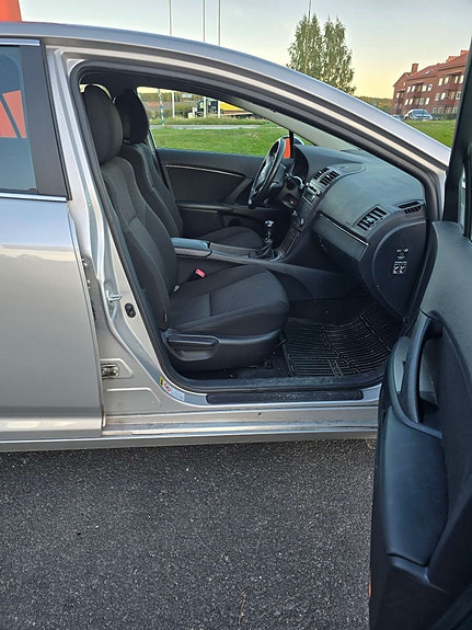 Toyota Avensis 4 of 5