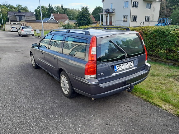 Volvo V70 3 of 7