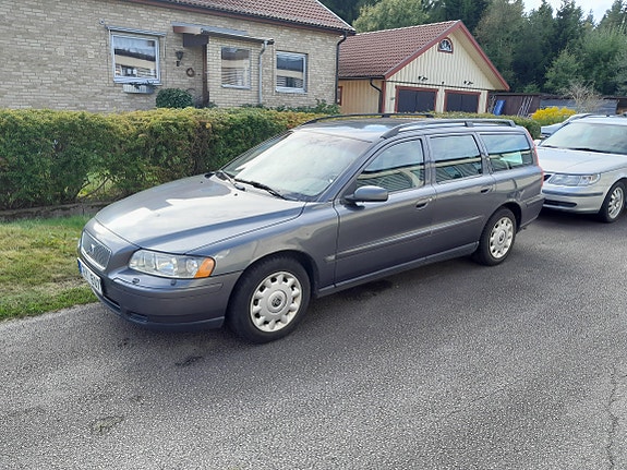 Volvo V70 2 of 7