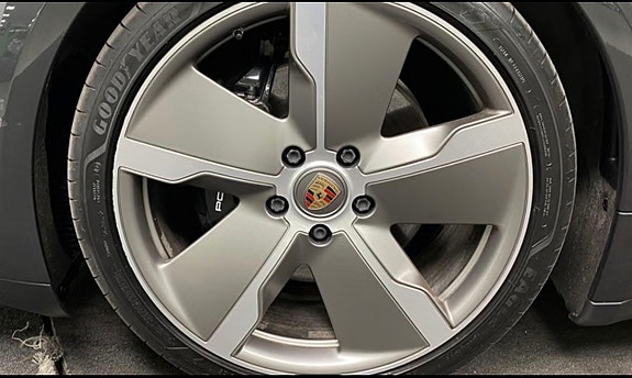 Porsche Taycan 4S 3 of 4
