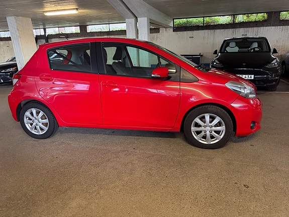 Toyota Yaris 4 of 13
