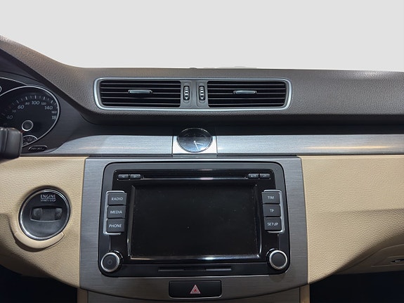 Volkswagen Passat 14 of 27