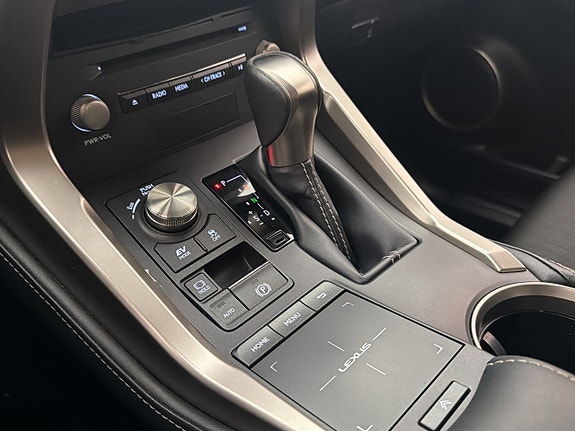 Lexus NX300h 25 of 30