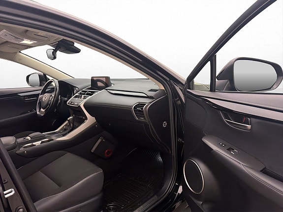 Lexus NX300h 16 of 30