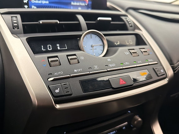 Lexus NX300h 24 of 30
