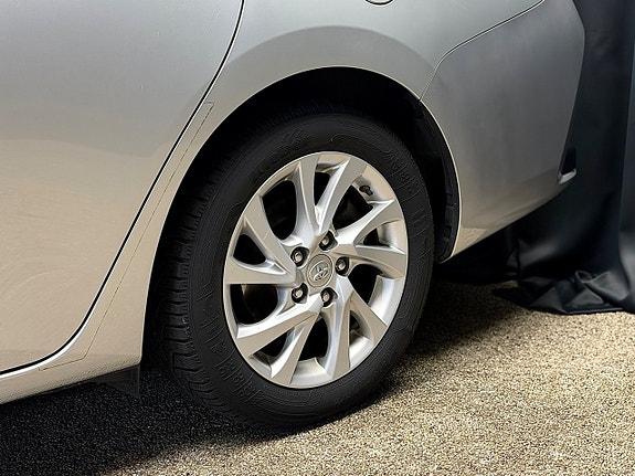 Toyota Auris 7 of 28
