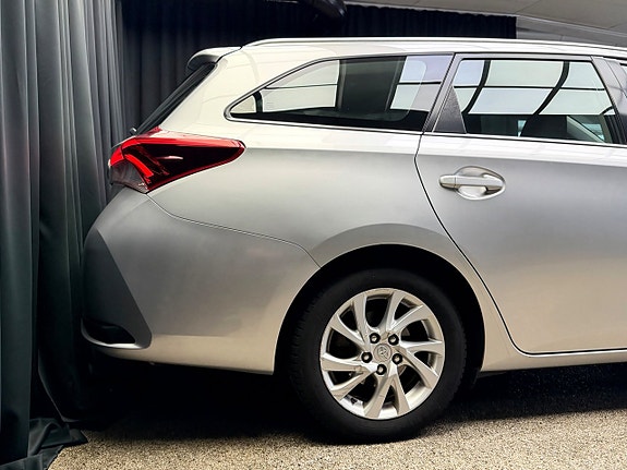 Toyota Auris 8 of 28