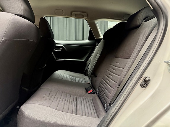 Toyota Auris 18 of 28