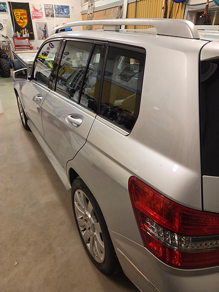Mercedes-Benz GLK350 4 of 9