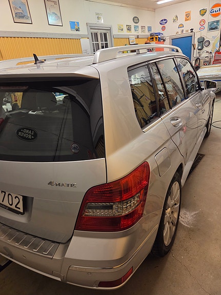 Mercedes-Benz GLK350 5 of 9