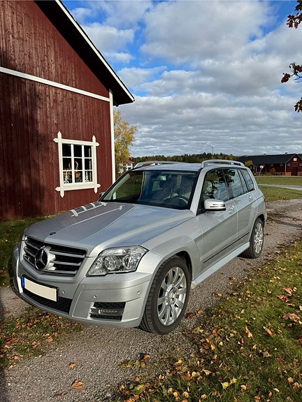 Mercedes-Benz GLK350 2 of 9