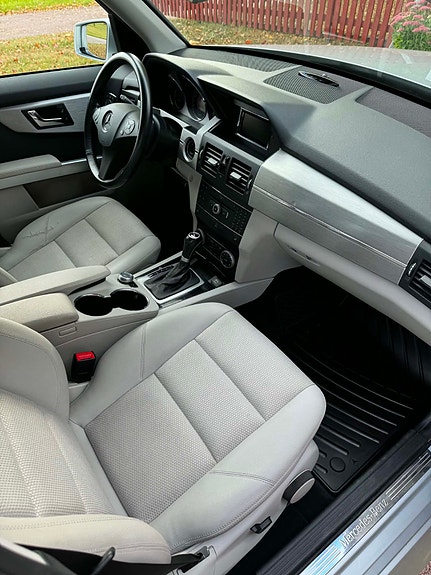 Mercedes-Benz GLK350 6 of 9