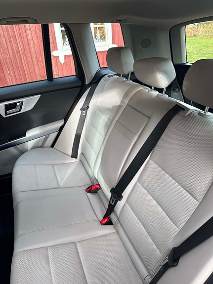 Mercedes-Benz GLK350 8 of 9