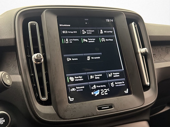 Volvo XC40 17 of 30