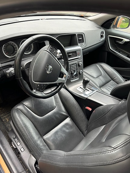 Volvo V60 2 of 5