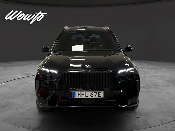 BMW X7 2 of 17
