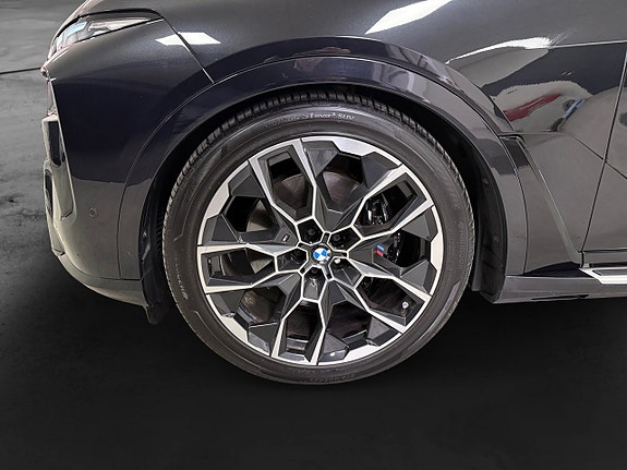 BMW X7 16 of 17