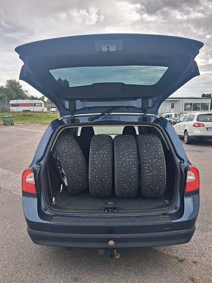 Volvo V70 2 of 9