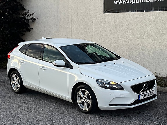 Volvo V40 2 of 15