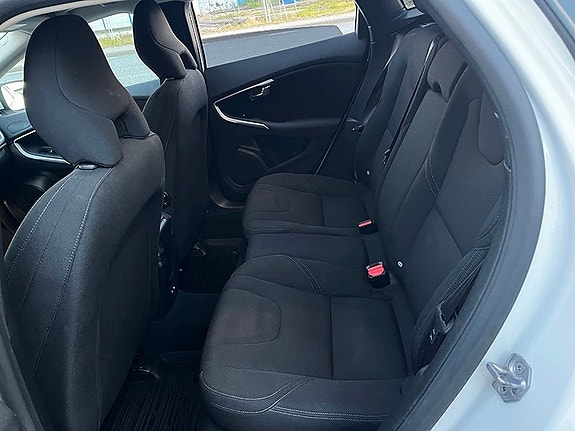 Volvo V40 12 of 15